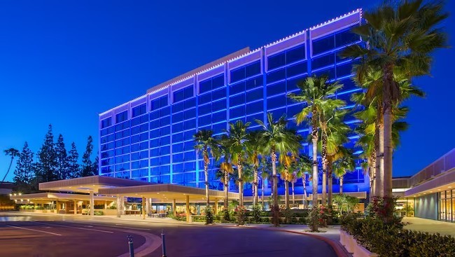 disneyland-hotel-entrance